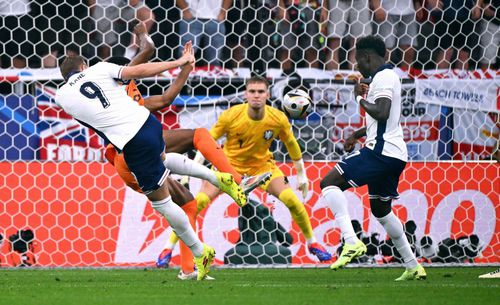 Cel mai controversat moment al semifinalei Olanda - Anglia. Intrarea întârziată a lui Dumfries la Kane a fost sancționată cu penalty / Foto: Imago