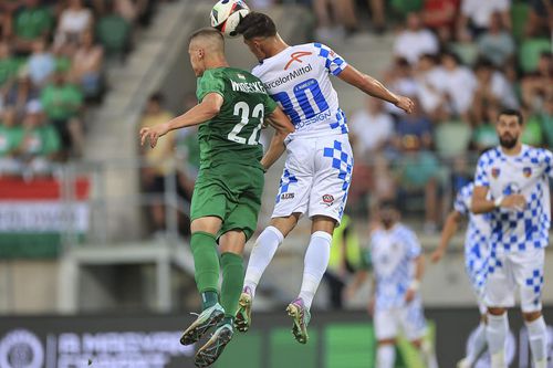 Windecker, în duel cu Manolache în Paksi - Corvinul 0-4. Sursă foto: Paksi FC