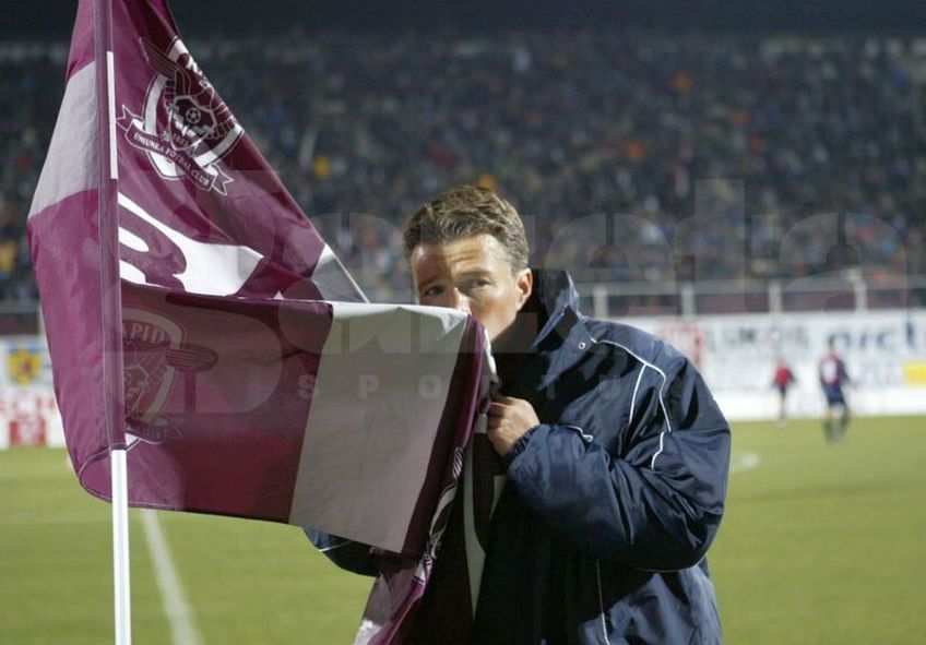 Dan Petrescu și momentul în care a sărutat steagul Rapidului / Sursă foto: Arhivă Gazeta Sporturilor