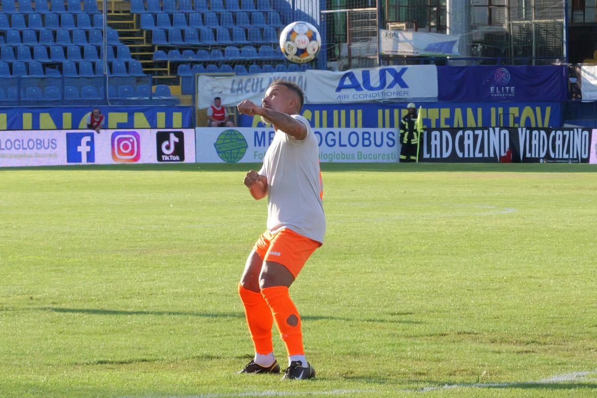 În pas de defilare! U Cluj s-a distrat cu Metaloglobus și e primul lider al campionatului