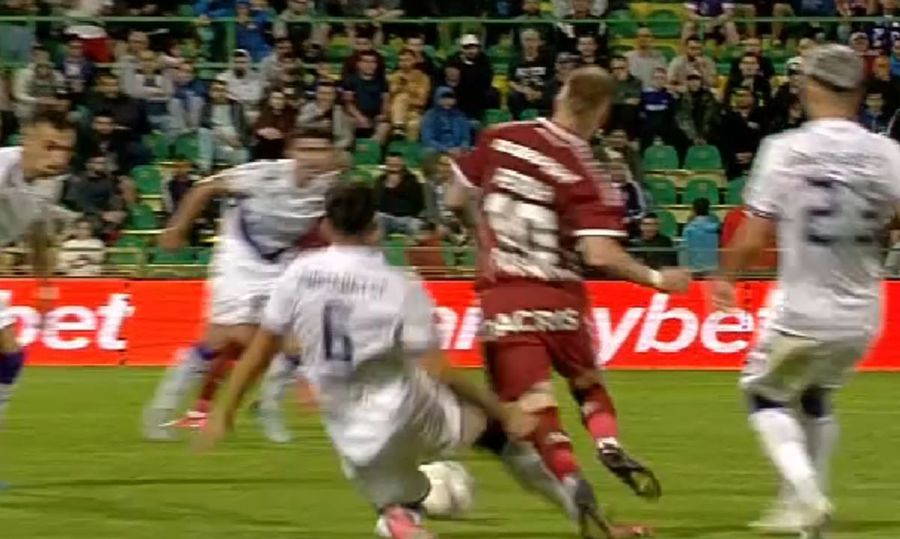 Momentul contactului dintre Tudose și Petrila / FOTO: Captură TV @Digi Sport 1 Victor Angelescu, virulent după victoria Rapidului: „Anul ăsta le contorizez!” + propune un fotbalist la națională: „Așteptăm convocarea”