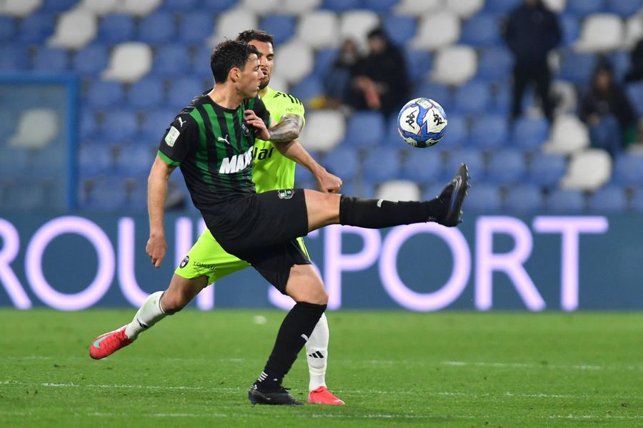 Luca Mazzitelli (la minge), într-o partidă la Sassuolo cu Pisa din Serie B / Foto: Imago Răzvan Marin, adio Cagliari? » „Nu doresc să-l piardă gratis și sigur iau măcar un jucător pe postul lui”