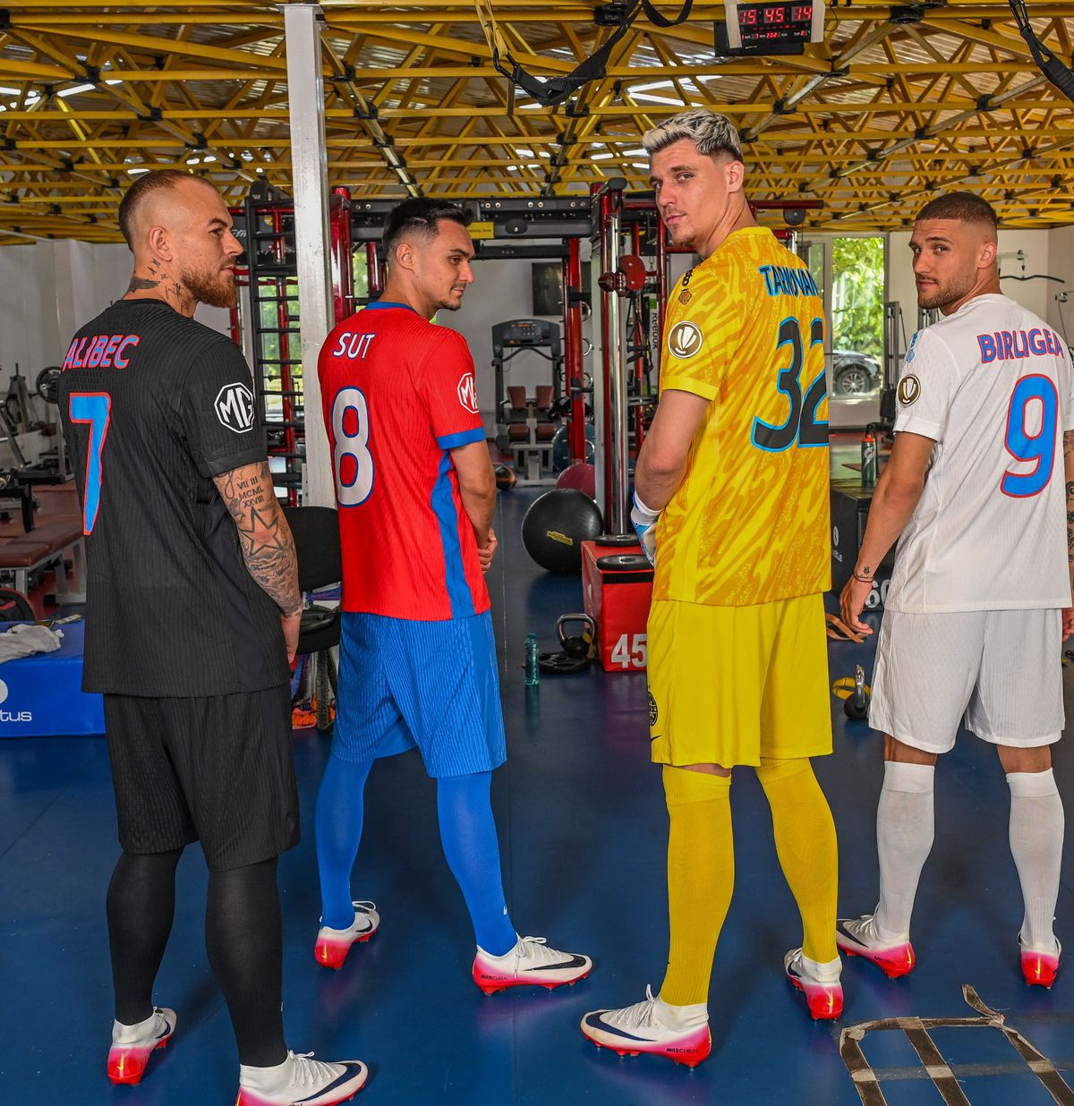 FCSB și-a prezentat noile echipamente! Târnovanu, Alibec, Bîrligea și Șut, „modelele” campioanei