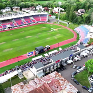 Cum arată gazonul stadionului „Eugen Popescu” din Târgoviște. FOTO: YouTube @Miros de Cer