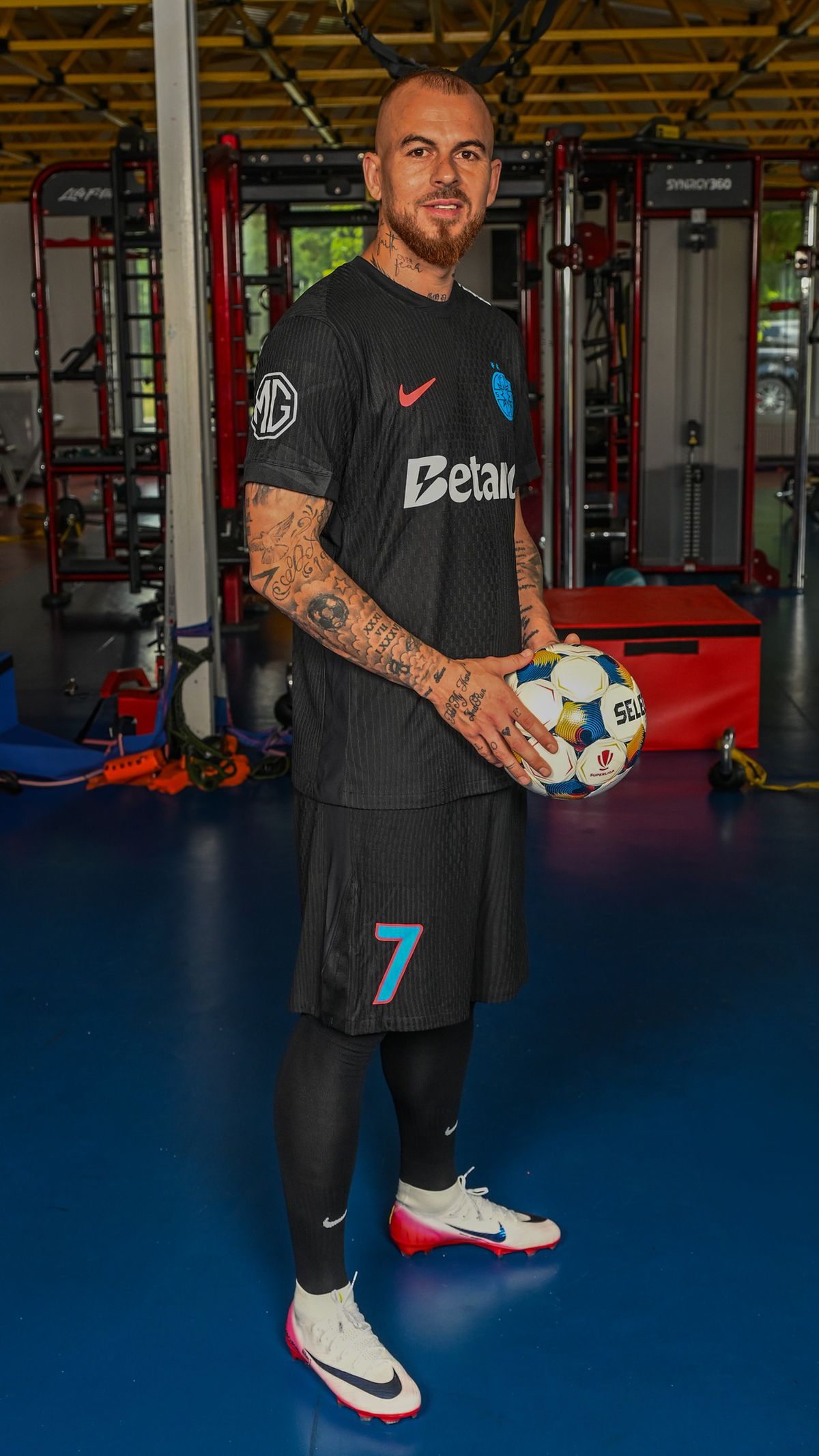 FCSB și-a prezentat noile echipamente! Târnovanu, Alibec, Bîrligea și Șut, „modelele” campioanei