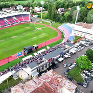 Cum arată gazonul stadionului „Eugen Popescu” din Târgoviște. FOTO: YouTube @Miros de Cer