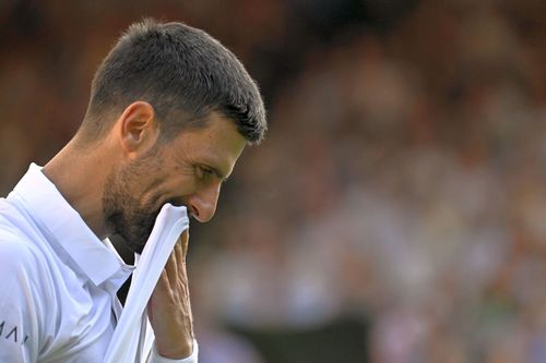 Novak Djokovic, în genunchi după semifinala cu Sinner: „Realitatea m-a lovit și îmi este greu să accept asta” / foto: Imago