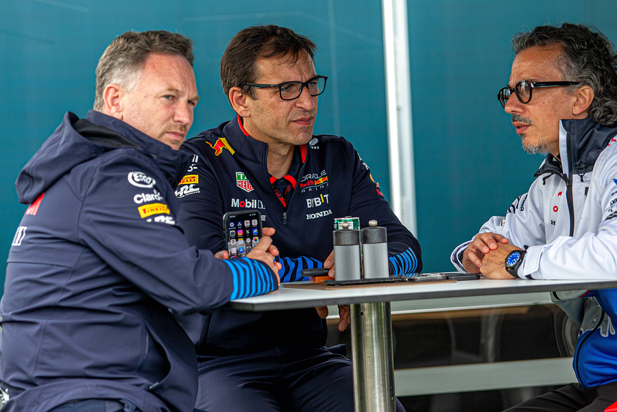 Christian Horner și Laurent Mekies (dreapta), noul șef al Red Bull. Foto: Imago Red Bull are un nou șef, după demiterea lui Christian Horner: „Mi se pare ireal să fiu aici, iar el să nu fie!”