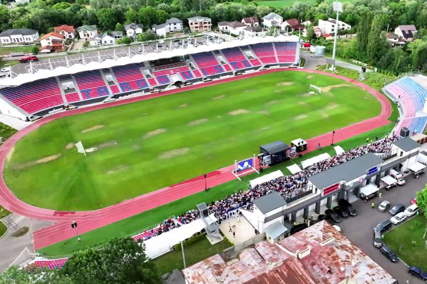 Gazonul, aproape distrus pe stadionul „Eugen Popescu” din Târgoviște. FOTO: Youtube @Miros de Cer
