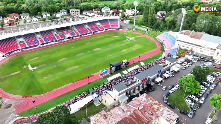 Cum arată gazonul stadionului „Eugen Popescu” din Târgoviște. FOTO: YouTube @Miros de Cer