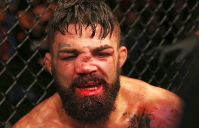 UFC URUGUAY // VIDEO+FOTO Imagini cu puternic impact emoțional! Mike Perry a terminat lupta cu nasul rupt