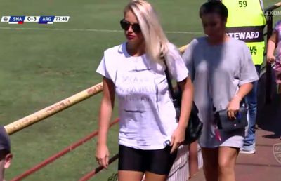 FOTO Blonda care a zăpăcit spectatorii la Sportul Snagov - FC Argeș » Ce și-a scris pe tricou :)