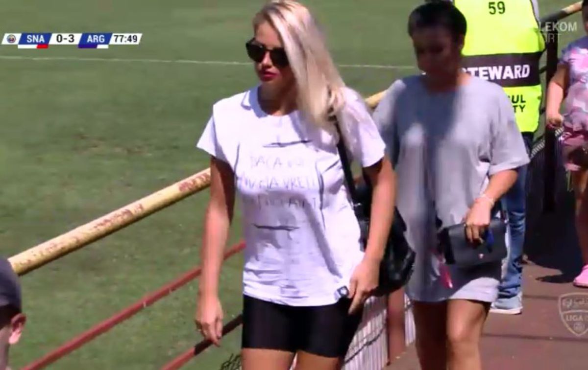 FOTO Blonda care a zăpăcit spectatorii la Sportul Snagov - FC Argeș » Ce și-a scris pe tricou :)