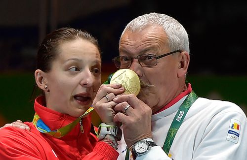 Ana Maria Popescu și Dan Podeanu amuzându-se pe podiumul olimpic FOTO Cristi Preda