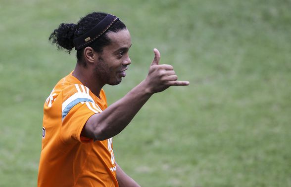 Ronaldinho face petreceri cu alcool și manechine în arest la domiciliu!