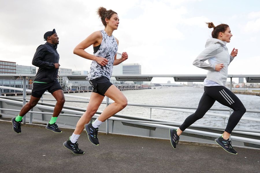 Atingi următorul nivel de performanță cu cea mai nouă tehnologie cu imprimare 3D - adidas 4DFWD