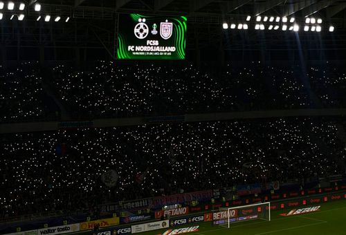 Înainte de fluierul de start al partidei, Fanii celor de la FCSB au aprins luminițele de la telefoane, creând o atmosferă impresionantă