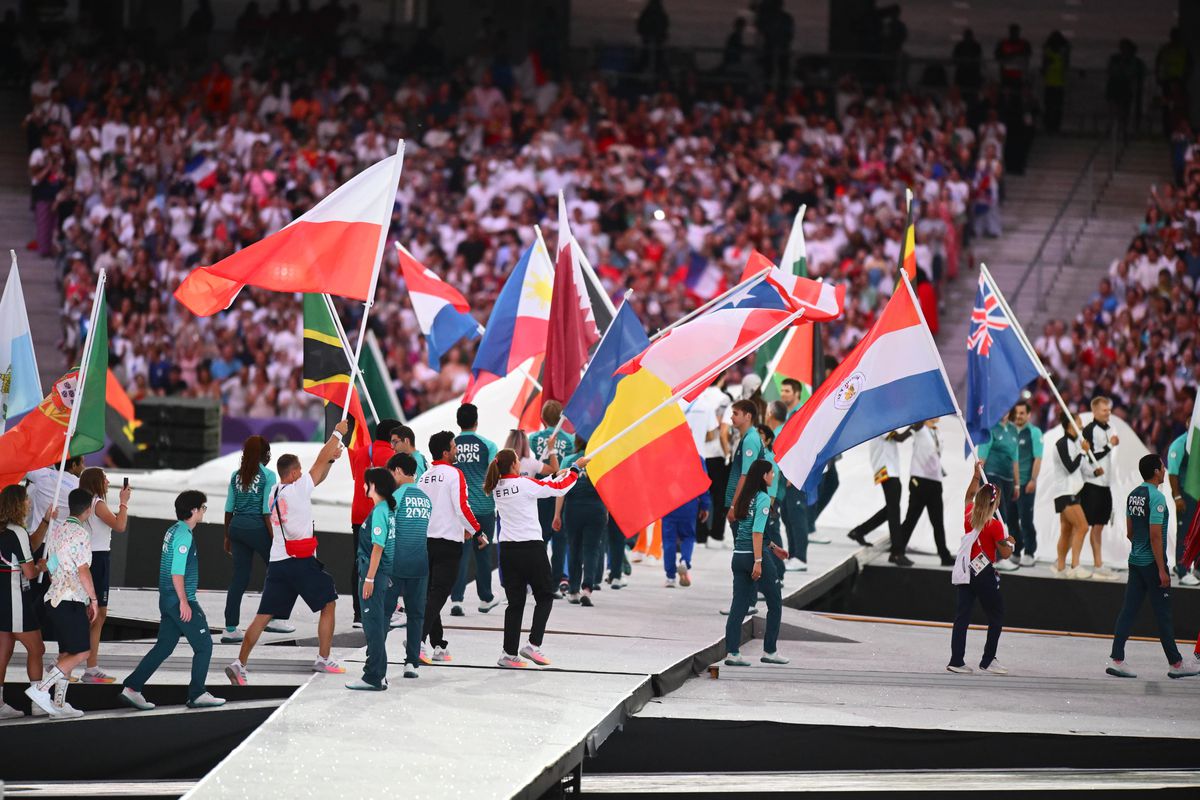 Jocurile Olimpice de la Paris au fost declarate închise! Reporterii GSP au asistat la un eveniment unic: Tom Cruise a coborât de pe Stade de France și a preluat ștafeta pentru următoarea ediție