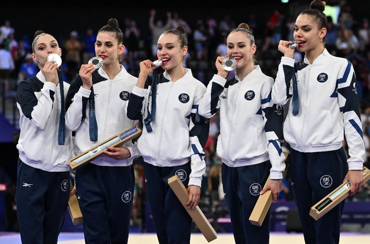 Adar Friedmann (a doua de la dreapta spre stânga) și colegele din echipa feminină a Israelului,cu medaliile de argint / Sursă foto: Instagram@ rbufolin /
 olympicteamisrael