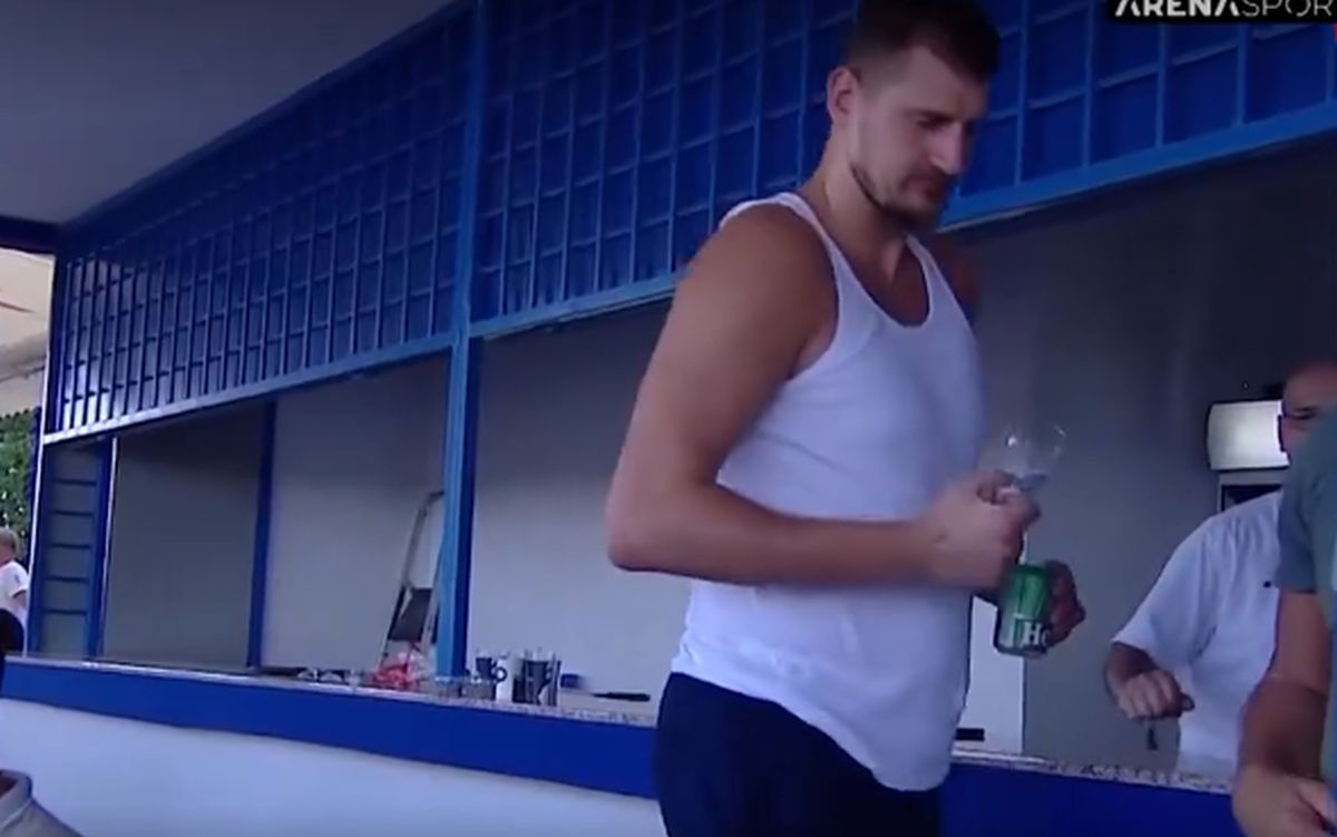 Imagini FABULOASE cu Nikola Jokic, la câteva ore după ce a primit medalia de la Jocurile Olimpice » Într-un maiou alb și cu berea în mână, s-a întors la marea dragoste