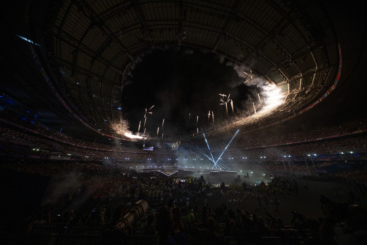 Jocurile Olimpice de la Paris au fost declarate închise! Reporterii GSP au asistat la un eveniment unic: Tom Cruise a coborât de pe Stade de France și a preluat ștafeta pentru următoarea ediție