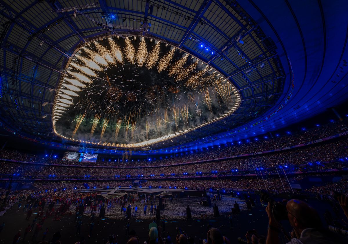 Jocurile Olimpice de la Paris au fost declarate închise! Reporterii GSP au asistat la un eveniment unic: Tom Cruise a coborât de pe Stade de France și a preluat ștafeta pentru următoarea ediție