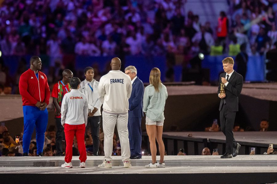 Jocurile Olimpice de la Paris au fost declarate închise! Reporterii GSP au asistat la un eveniment unic: Tom Cruise a coborât de pe Stade de France și a preluat ștafeta pentru următoarea ediție