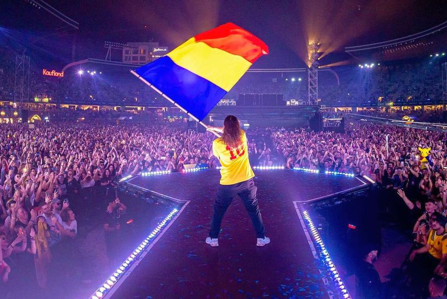 Salvatore Ganacci, pe scenă la Untold în tricoul lui Hagi, foto: untoldfestival Untold vine la București! Arena Națională se transformă în kilometrul zero al distracției » Contractul a fost semnat de Nicușor Dan