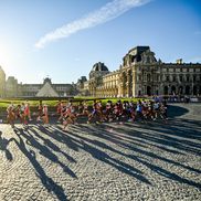 Maratonul olimpic de la Paris a trecut și prin fața muzeului Luvru FOTO Raed Krishan