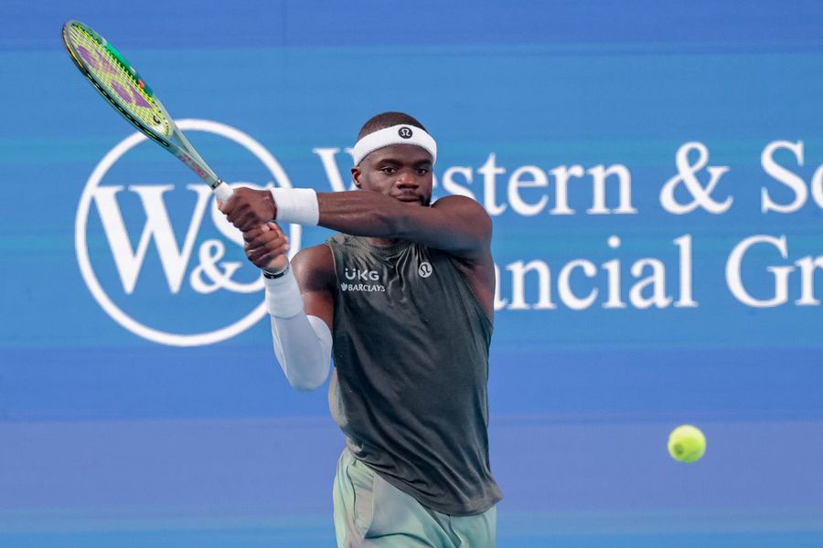 Nu e cel mai bine clasat american, ci cel mai popular: numele lui a apărut recent în două piese rap