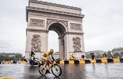 Singurul ciclist cu cinci victorii consecutive în Turul Franței crede în Tadej Pogacar + nu e impresionat de media vitezei: „E vorba de tehnologie”