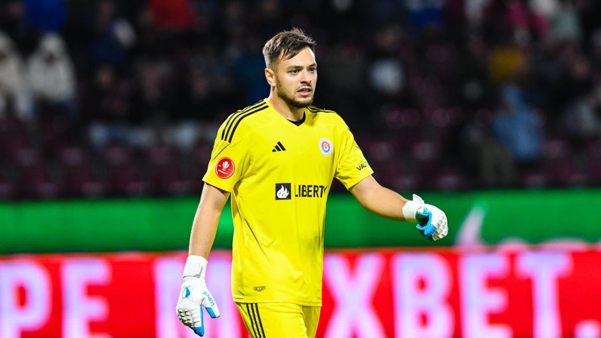 Portarul Cosmin Dur-Bozoancă în timpul unui meci, reflectând problemele financiare și riscul de retrogradare Liga 1 pentru Oțelul Galați. | sursa foto: Gazeta Sporturilor