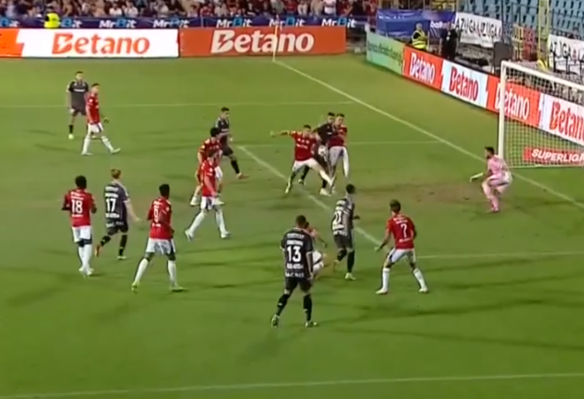 Scandal în Oțelul - Rapid » Giuleștenii au cerut penalty, arbitrul nu a mers la VAR! Verdictul specialistului: „Ce vrei mai mult?”