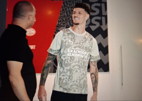 Prima imagine cu Dennis Man după ce a efectuat vizita medicală la PSV Eindhoven / Foto: X Eindhovens Dagblad