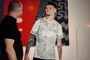 Parma și-a luat adio de la Man » Prima imagine cu Dennis după ce a trecut vizita medicală la PSV Eindhoven + Ce număr va avea la campioana Olandei