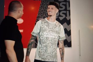 Parma și-a luat adio de la Man » Prima imagine cu Dennis după ce a trecut vizita medicală la PSV Eindhoven + Ce număr va avea la campioana Olandei