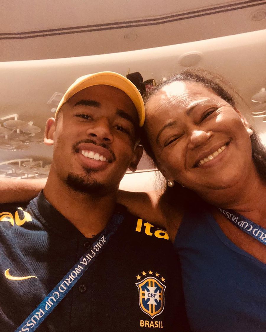 Gabriel Jesus și mama lui, Vera