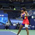 Naomi Osaka (22 de ani, 9 WTA) a învins-o pe americanca Jennifer Brady (25 de ani, 41 WTA), scor 7-6(1), 3-6, 6-3, și s-a calificat în finala US Open 2020.