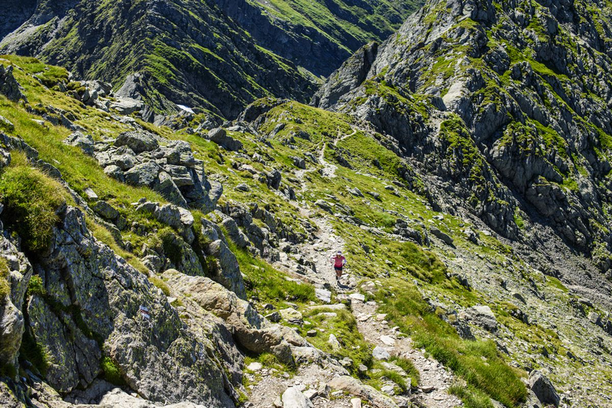 FOTO & VIDEO Denisa Dragomir a cucerit trei vârfuri de peste 2.500 metri din Masivul Făgăraș, într-un timp record
