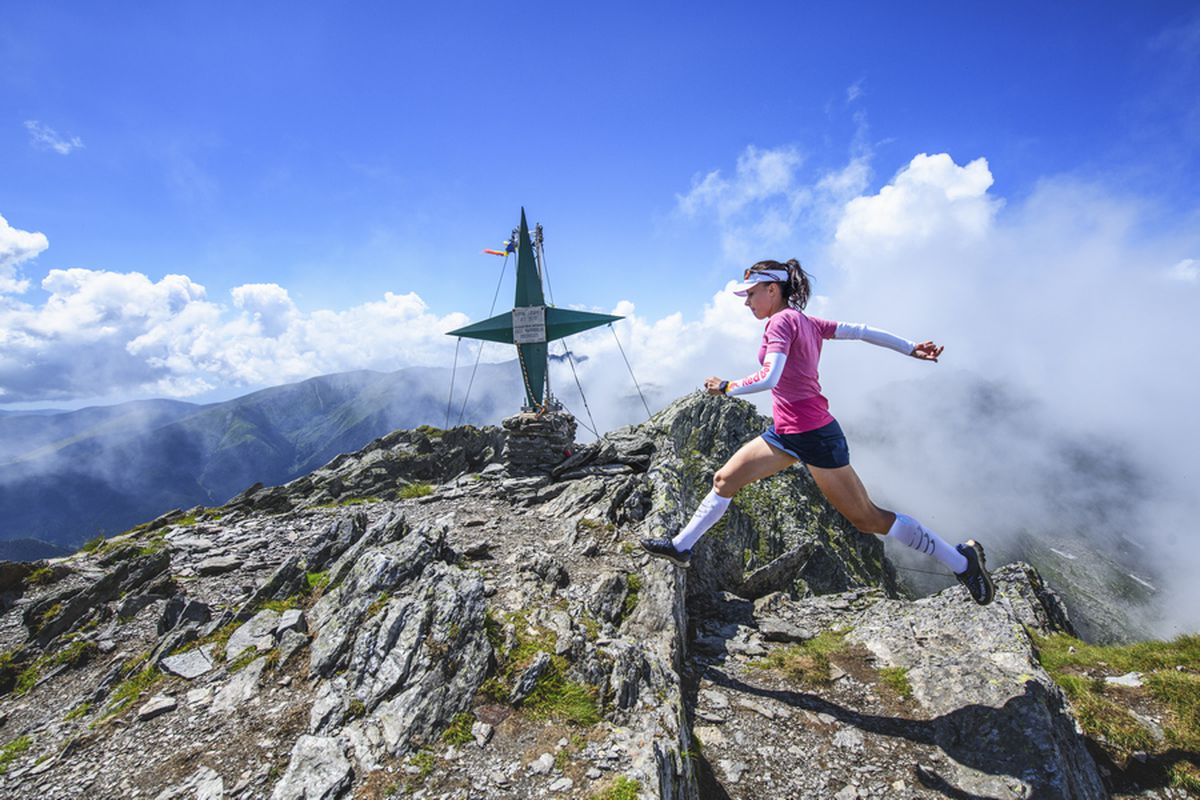 FOTO & VIDEO Denisa Dragomir a cucerit trei vârfuri de peste 2.500 metri din Masivul Făgăraș, într-un timp record