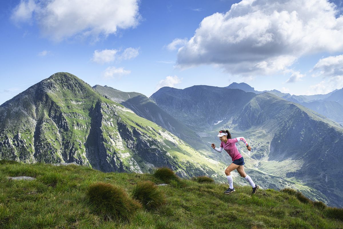 FOTO & VIDEO Denisa Dragomir a cucerit trei vârfuri de peste 2.500 metri din Masivul Făgăraș, într-un timp record