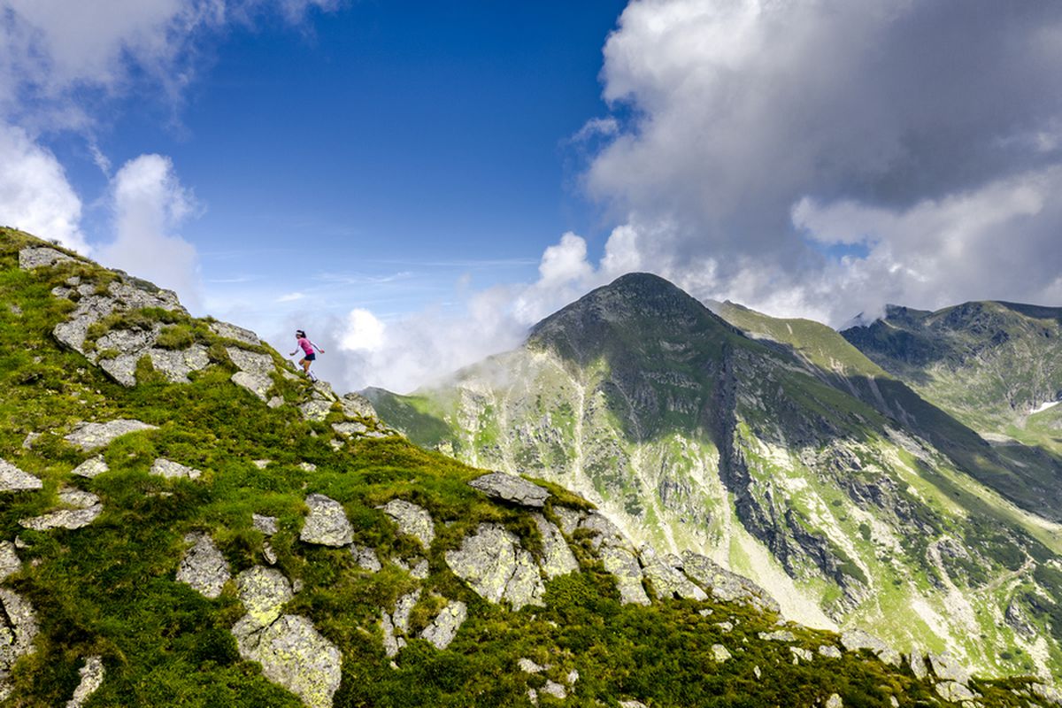 FOTO & VIDEO Denisa Dragomir a cucerit trei vârfuri de peste 2.500 metri din Masivul Făgăraș, într-un timp record