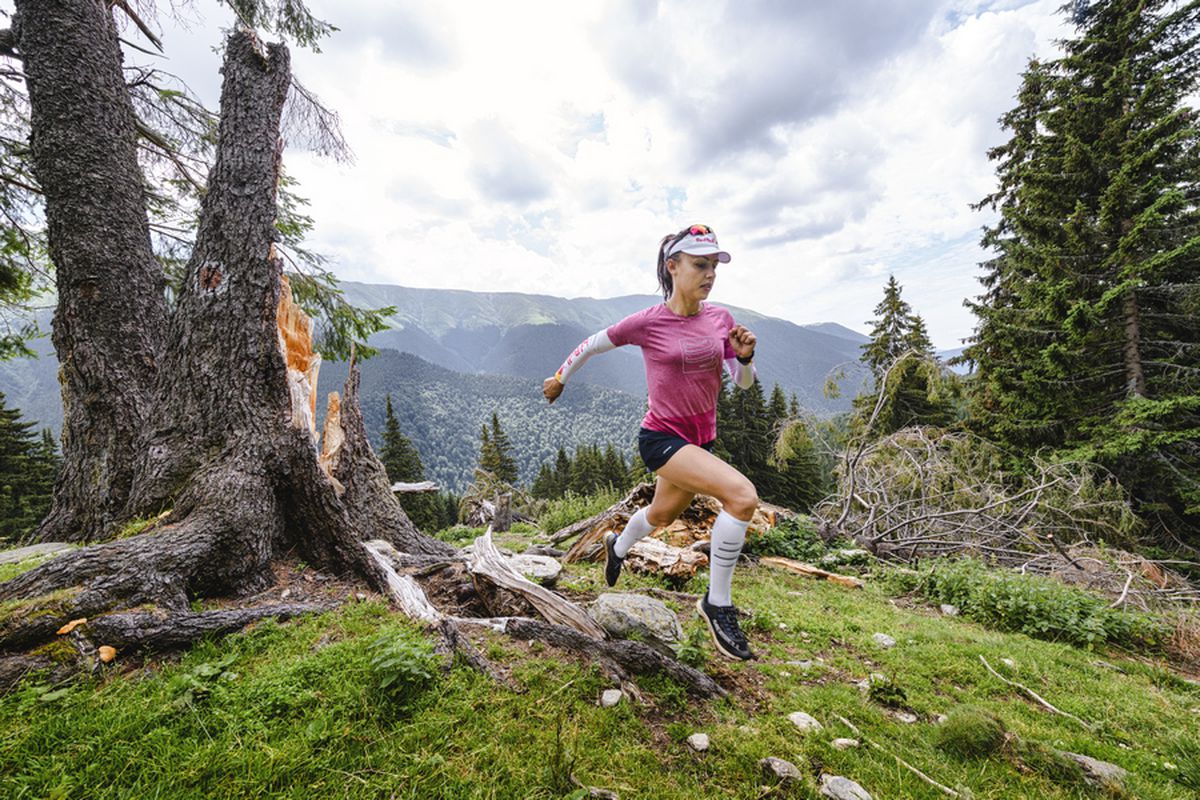 FOTO & VIDEO Denisa Dragomir a cucerit trei vârfuri de peste 2.500 metri din Masivul Făgăraș, într-un timp record