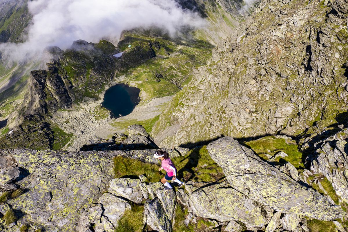 FOTO & VIDEO Denisa Dragomir a cucerit trei vârfuri de peste 2.500 metri din Masivul Făgăraș, într-un timp record