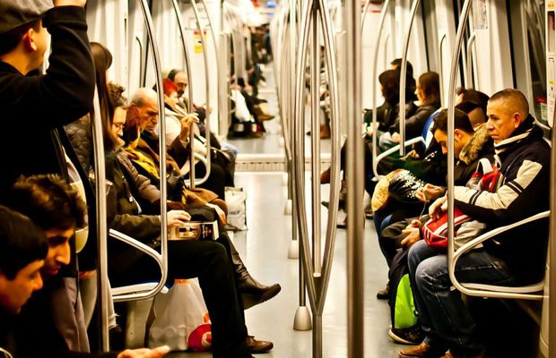 Atacul rasist care a șocat Spania! 3 adolescente au jignit și scuipat un străin: „Fiu de curvă, în junglă nu sunt prezervative!”