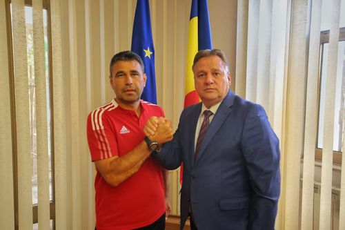 Marius Milea, prezentat de președintele Consiliului Județean Călărași

FOTO: Facebook @vasile.iliuta68