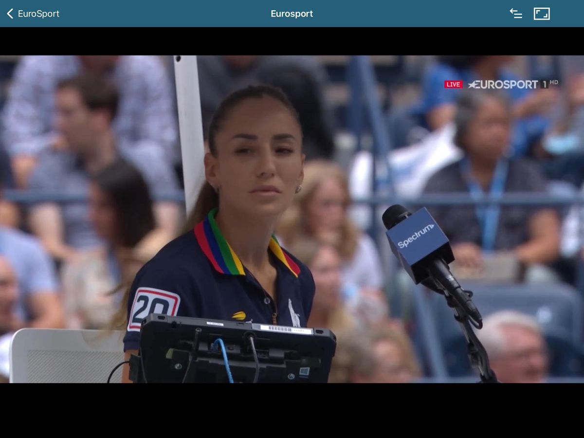 „Și-a pus implanturi?!” » Imaginile cu cel mai sexy arbitru de la US Open au provocat dezbateri aprinse