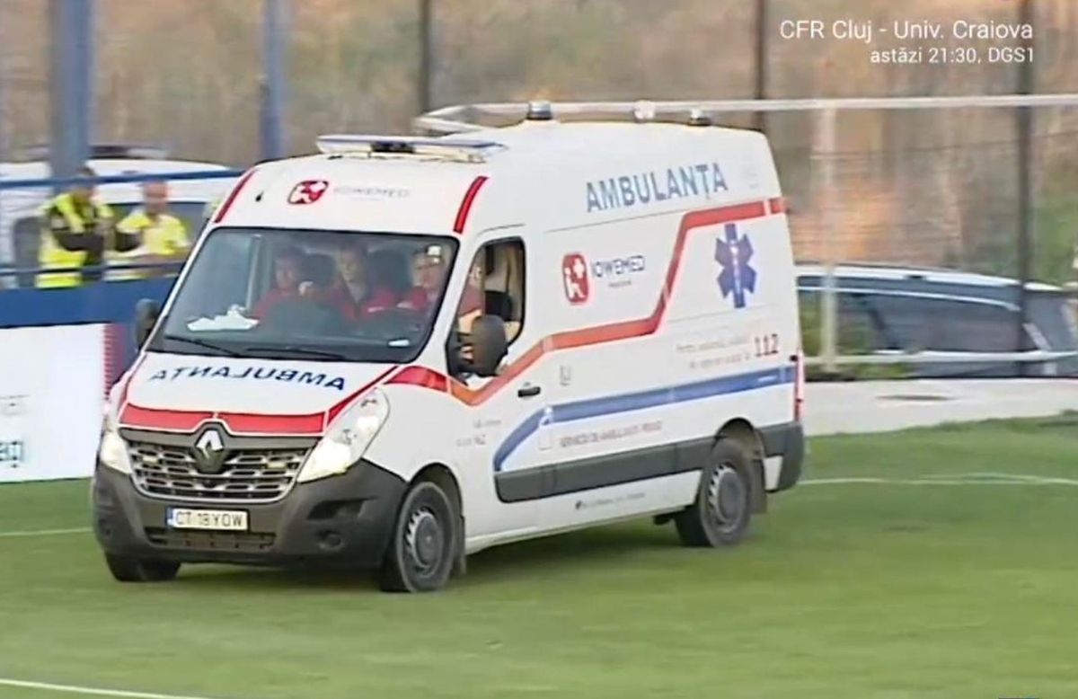 Momente de panică la Farul - FC Argeș, întrerupt timp de 8 minute » Medicii de pe ambulanță au intervenit de urgență la tribuna a 2-a