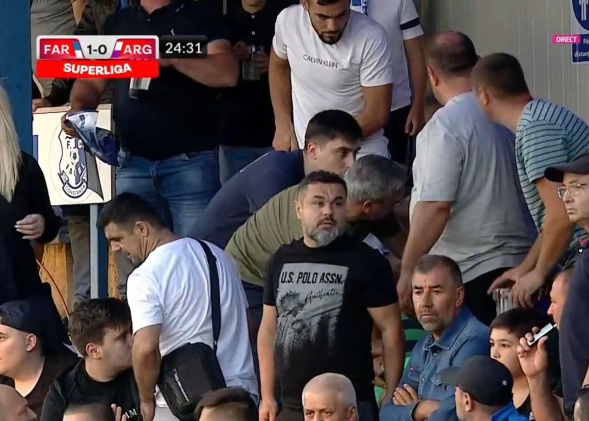 Farul - FC Argeș, probleme pentru un spectator. Ambulanța pe teren