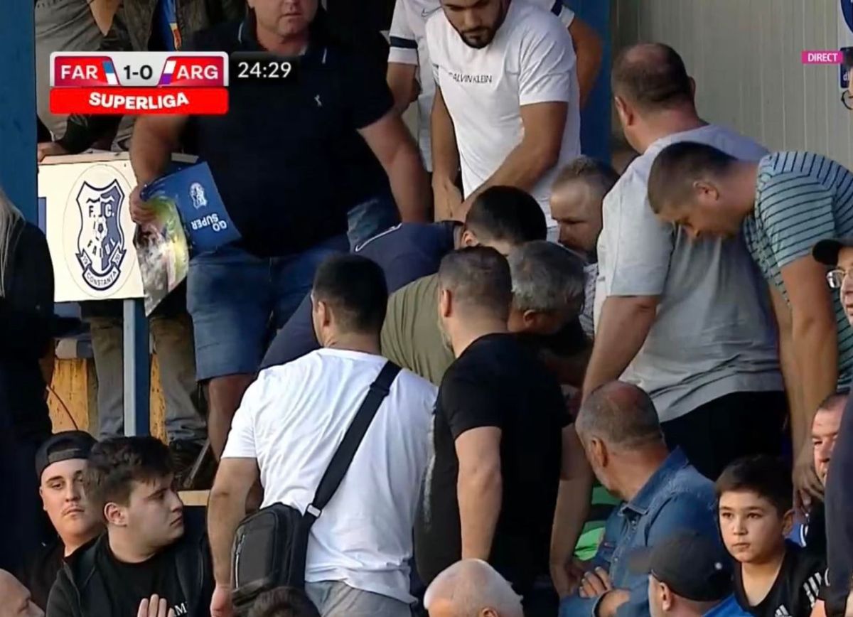 Farul - FC Argeș, probleme pentru un spectator. Ambulanța pe teren